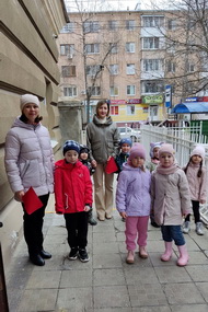 Сюда приходят дети