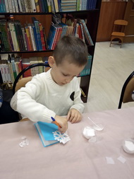 Снежинку хрупкую спрячь в ладонь