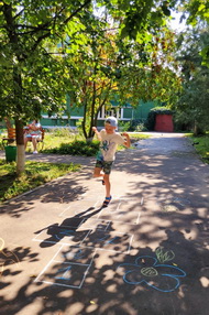 Весёлая переменка в библиотечном дворике
